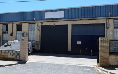 Fachada del edificio desde el que se ha comercializado la carne contaminada con listeriosis, en Sevilla.