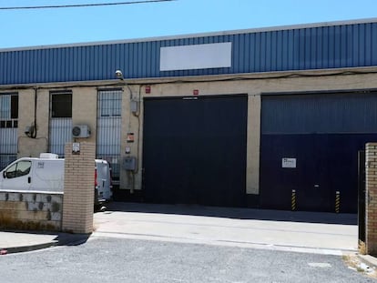 Fachada del edificio desde el que se ha comercializado la carne contaminada con listeriosis, en Sevilla.