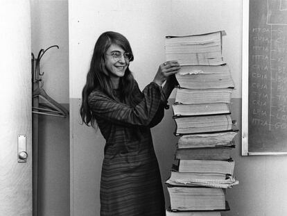 Margaret Hamilton junto con el listado impreso del software de guiado de las misiones Apolo.