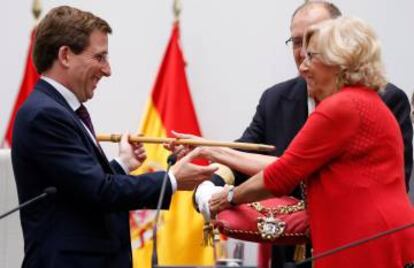 José Luis Martínez-Almeida recibe el bastón de mando de Manuela Carmena.