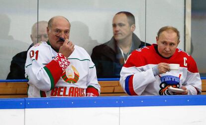 Lukashenko (izquierda) y Putin en el descanso de un partido de hockey sobre hielo el pasado febrero en Sochi.