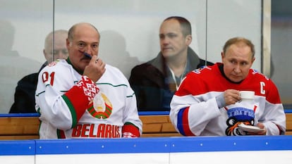 Putin (direita) e Lukashenko, em 7 de fevereiro em Sochi.