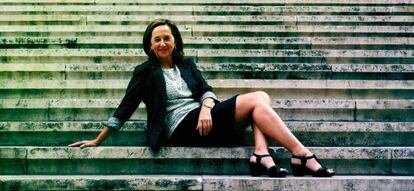 Ana Santos, en la escalinata de la Biblioteca Nacional.