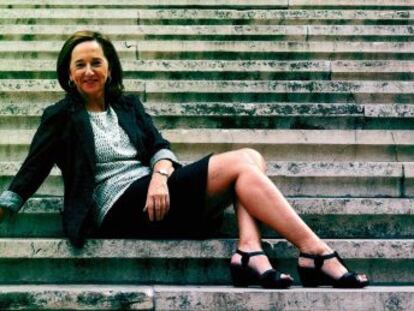 Ana Santos, en la escalinata de la Biblioteca Nacional.