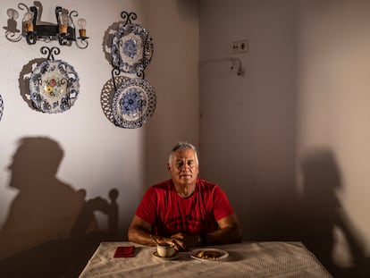 Francisco González, bombero del grupo de retenes que ha participado en la extinción del fuego de Monfragüe y La Hurdes, en un bar de Torrejón el Rubio, en Cáceres.