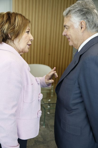 Celia Villalobos junto a Ignacio Garralda.