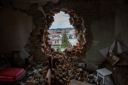 Escombros en el interior de un apartamento semiderruido por los bombardeos en Makariv, cerca de Kiev, este martes. En esta pequeña ciudad ucrania, más de 130 civiles habrían muerto a manos de soldados rusos, según su alcalde, y el 90% de su población ha huido desde que estalló la guerra.