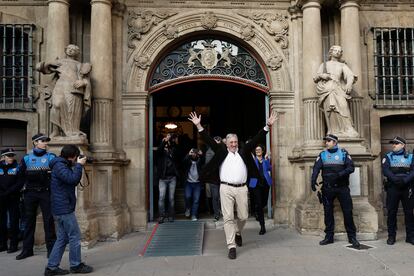  El nuevo alcalde, Joseba Asiron, sale del consistorio tras la moción de censura en el Ayuntamiento de Pamplona.