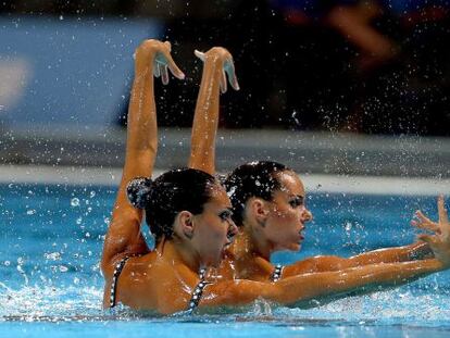 Margalida Crespí y Ona Carbonell nadan el dúo técnico. 