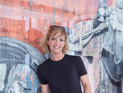 María Casado, junto al mural "Todos los mundos posibles", del artista José Luis Puche, ubicado en el hall del Teatro del Soho, cuya productora dirigirá la periodista junto a Antonio Banderas.