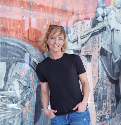 María Casado, junto al mural "Todos los mundos posibles", del artista José Luis Puche, ubicado en el hall del Teatro del Soho, cuya productora dirigirá la periodista junto a Antonio Banderas.