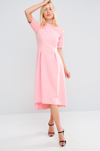 Este vestido de Asos es ligeramente más largo en la parte posterior. El toque original de un sencillo diseño rosa (64,99 euros).