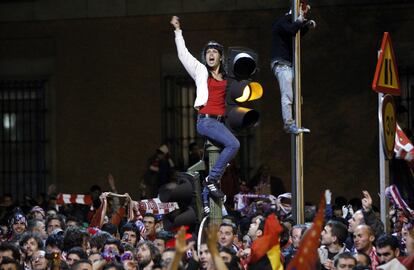 Miles de "colchoneros" celebran la victoria de su equipo.