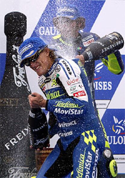 Rossi baña en cava a Gibernau en el podio.