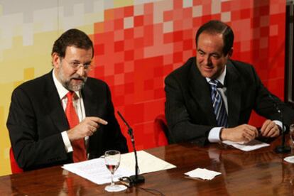 El líder del PP, Mariano, Rajoy, a la izquierda, y el ministro de Defensa, José Bono, en Sevilla.