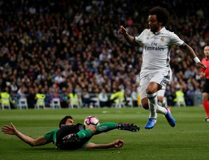 Marcelo intenta salvar la entrada de Aissa Mandi.