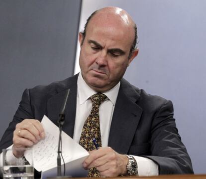 El ministro de Econom&iacute;a, Luis de Guindos, durante la rueda de prensa posterior a la reuni&oacute;n del Consejo de Ministros.