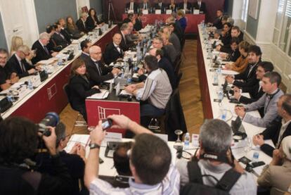 Los integrantes de la conferencia de paz, reunidos en la sala Gandhi del palacio de Aiete.