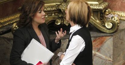 La vicepresidenta, Soraya Sáenz de Santamaría, conversa con Rosa Díez en el hemiciclo.