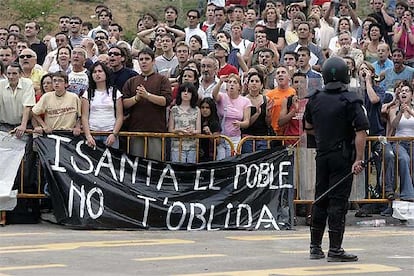 Varios centenares de personas abuchean a los detenidos frente a la comisaría de los Mossos d&#39;Esquadra de Berga.