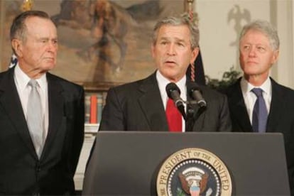 El presidente Bush (en el centro), flanqueado por su padre (izquierda) y Bill Clinton, en la Casa Blanca.