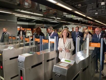 La ministra Raquel Sánchez y, a la izquierda, el consejero Juli Fernàndez, accediendo a la estación de Arc de Triomf de Barcelona.
EUROPA PRESS
03/04/2023