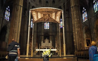 Baldaquino y altar de la catedral del siglo XIV. Detrás quedan la cátedra y el retablo.