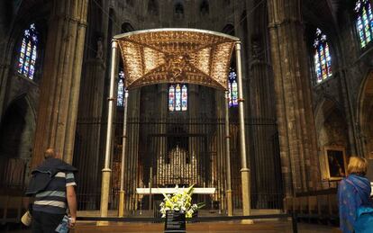 Baldaquino y altar de la catedral del siglo XIV. Detrás quedan la cátedra y el retablo.