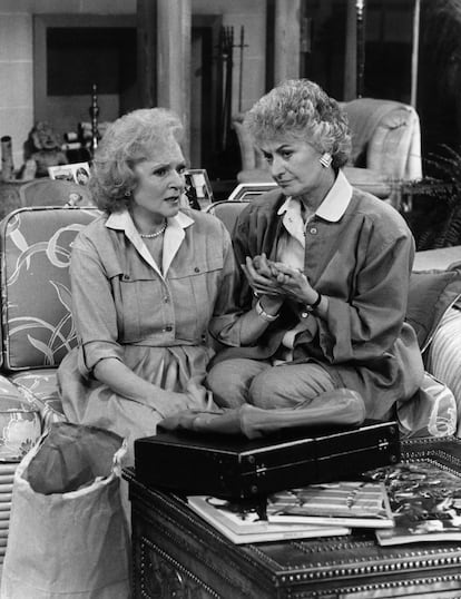 Betty White y Bea Arthur (a la derecha), en una escena de la primera temporada de 'Las chicas de oro' en 1985.