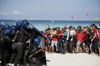 La comunidad de Boracay acudió ante la Corte Suprema en un último intento por evitar este cierre temporal a su única fuente laboral. En la imagen, los policías antidisturbios se enfrentan a una protesta simulada como medida de seguridad, el 25 de abril de 2018.