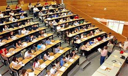 Una alumna lee su examen en un aula de la Facultad de Odontología de la Universidad Complutense de Madrid.