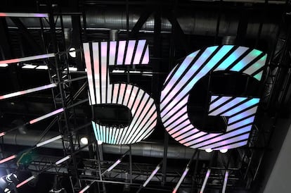 Un cartel con el logo del 5G.