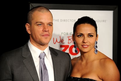 Matt Damon y Luciana Bozán Barroso.

Corría 2003 cuando el actor, quien se encontraba en Miami rodando la película Pegado a Ti, conoció en un bar a una camarera argentina que, asimismo, era madre soltera. El flechazo fue inmediato. Tanto es así que dos años después de conocerse se casaron y, desde entonces, han tenido tres hijas. En unas declaraciones a la edición australiana de Vogue en 2018, Barroso contó: “Definitivamente, conectamos enseguida. Era tan fácil hablar entre nosotros que nos sentimos muy cómodos el uno con el otro. Al final de la noche, el día que nos conocimos, me invitó a salir con sus amigos. Pero yo estaba como: 'No puedo, tengo una hija de cuatro años. No voy a ir a ninguna parte'. Esa fue una de las cosas que le encantó, que tuviera una hija. Me dijo: ‘Me encanta que seas madre y que esa sea tu prioridad’. Otros podrían haber reaccionado de una forma diferente, pensar que era complicado, pero para él no lo era. Cuando conoces a alguien con quien tienes una conexión, todo lo demás, como por ejemplo que sea una estrella de cine, no es un factor importante”.