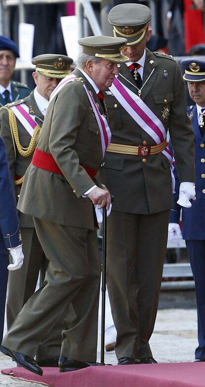 El príncipe Felipe junto a su padre, el rey Juan Carlos, en El Escorial.