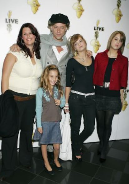 Bob Geldof y sus hijas en 2005. De izquierda a derecha, Fifi Trixibell Geldof, Tiger Lilly Geldof (hija de Paula Yates y Michael Hutchance), Pixie Geldof y Peaches.