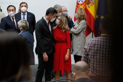 En el centro de la imagen, el presidente del Gobierno, Pedro Sánchez, y la vicepresidenta segunda y ministra de Trabajo y Economía Social, Yolanda Díaz, en la XXXI Cumbre Hispano-Portuguesa, celebrada el pasado 28 de octubre en Trujillo (Cáceres).