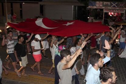 Decenas de personas salen a la calle en la ciudad costera de Marmaris portando la bandera turca.
