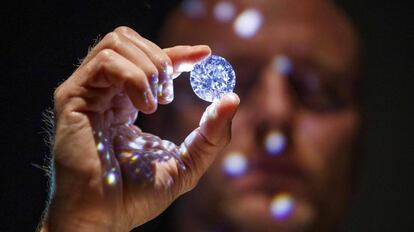 Un empleado de Sotheby's en Londres muestra un diamante.