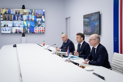 El presidente francés, Emmanuel Macron (en el centro), este miércoles durante la segunda reunión organizada en París para abordar el futuro de Ucrania. A la izquierda, el presidente de Rumanía, Ilie Bolojan, y el primer ministro de Luxemburgo, Luc Frieden.