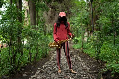 María Elena Ríos posa con su saxofón en un parque en Santo Domingo Tonalá, Oaxaca,