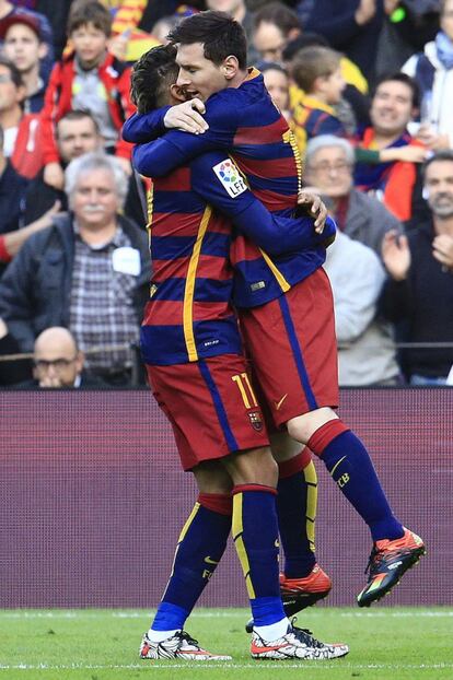 Messi y Neymar celebran uno de los goles de su equipo.