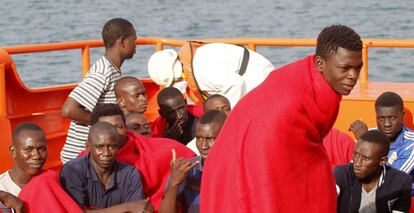 Parte de los treinta y seis hombres subsaharianos rescatado el pasado d&iacute;a 8 de septiembre en Tarifa (C&aacute;diz).