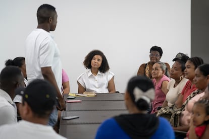 Nubia Carolina Córdoba durante una reunión con integrantes de la comunidad de Belen de Bajirá, el 26 de noviembre de 2023.