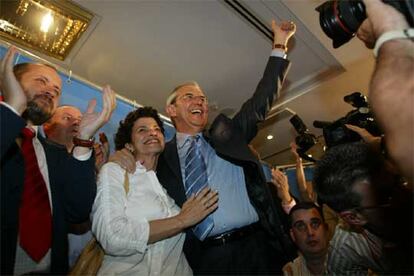 El líder del PSdeG, Emilio Pérez Touriño, festeja junto a su mujer, Esther Cid, el resultado electoral.