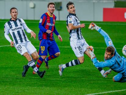 Messi marca el gol del Barcelona.