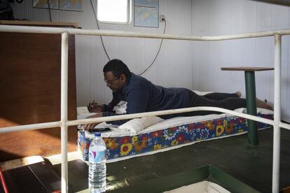 El primer oficial Kyaw Aye escribe en su colchón situado en el puente del barco, donde también duerme.