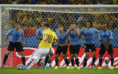 James dispara un tiro libre frente a Uruguay