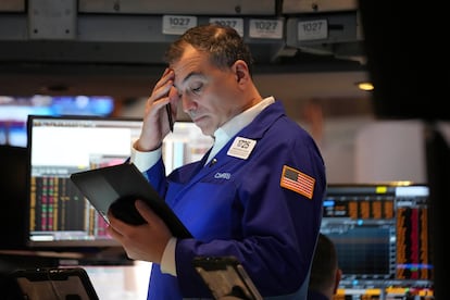 Un corredor de Bolsa en Wall Street, este lunes.