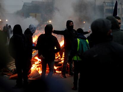 Un grupo de protestantes violentos queda maderas en plena calle en Bruselas al finalizar la manifestación contra las medidas para frenar la pandemia.