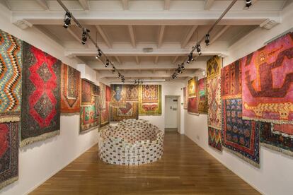 Sala del Palacio Cavour dedicada al artista italiano Aldo Mondino con sus célebres tapices realizados en madera.